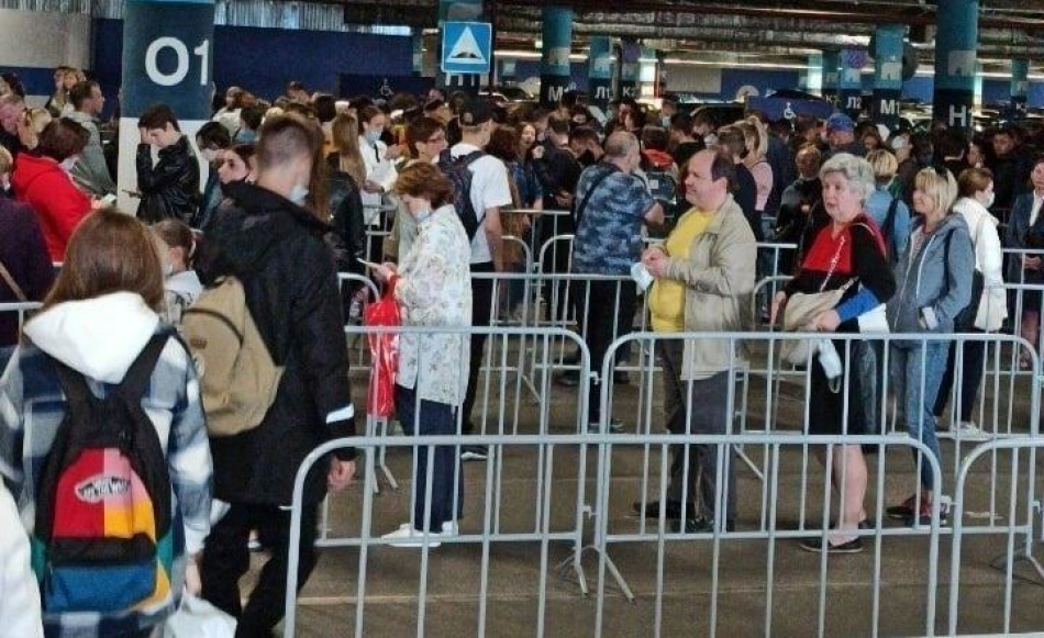 В IKEA в торговом центре «Мега Дыбенко» собралась огромная очередь